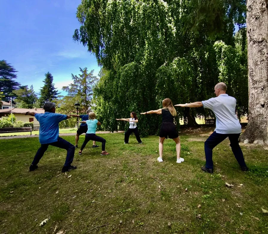 Gruppo in pratica di Qi Gong nel parco