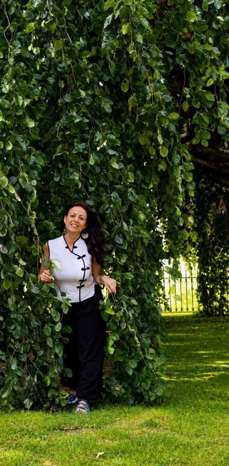 Nadia Di Venti in una posizione di Qi Gong nel parco