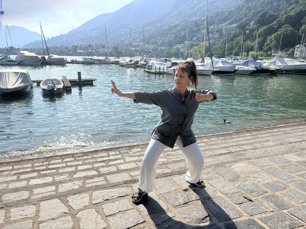 Nadia durante una pratica di Qi Gong sul lungolago