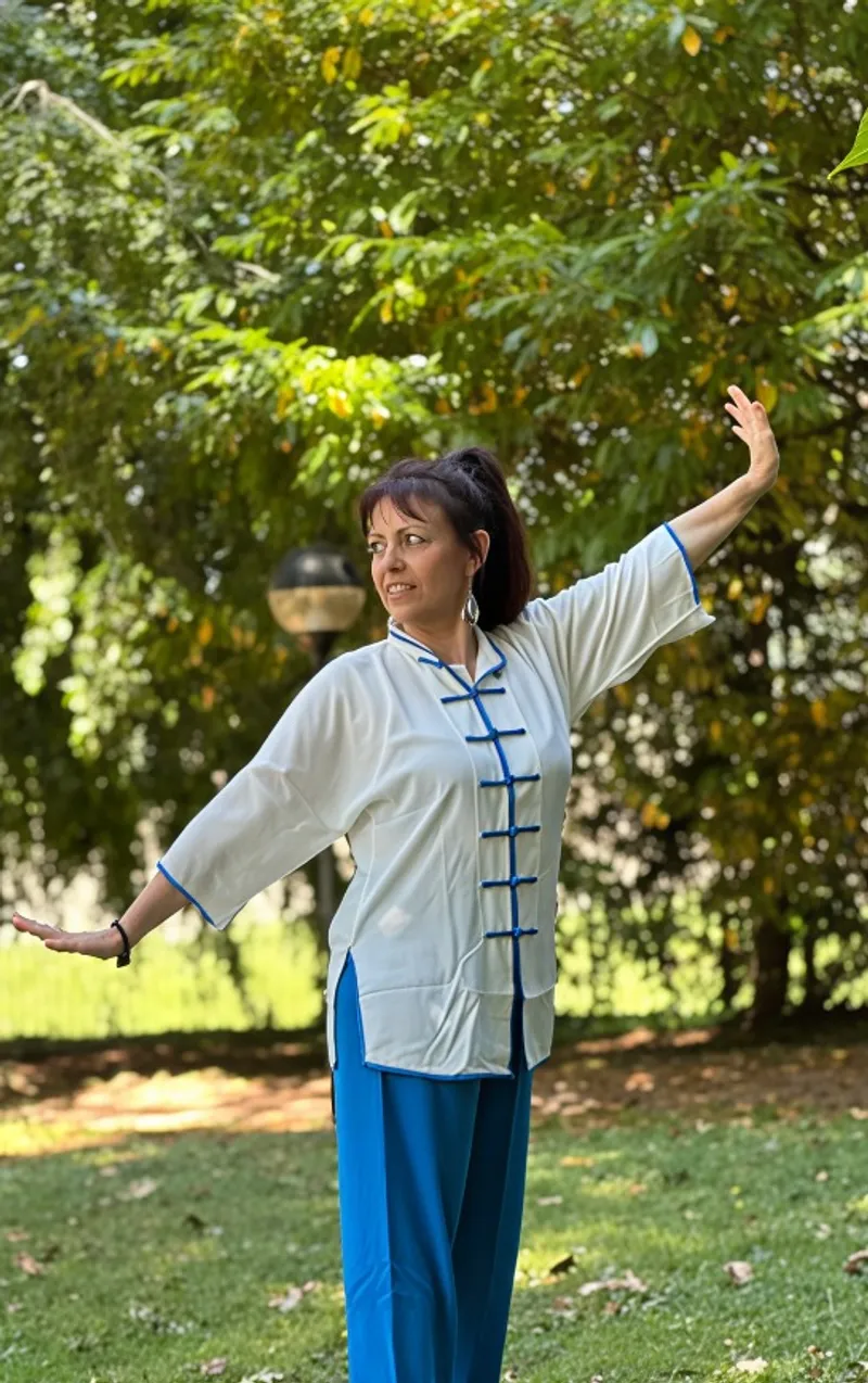 Nadia Di Venti in una posizione di Qi Gong nel parco
